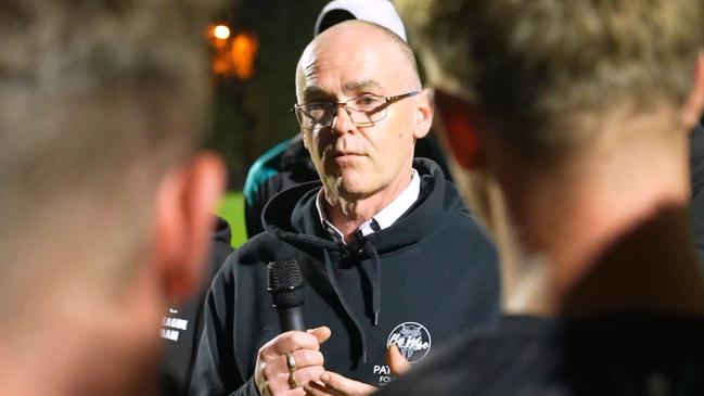 Matt Cronin addressing Yarra Junior players. Picture: Supplied.