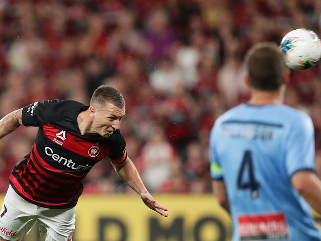 SYDNEY, AUSTRALIA - OCTOBER 26: Mitchell Duke of the Wanderers scores a goal during the round three A-League match between the Western Sydney Wanderers and Sydney FC at Bankwest Stadium on October 26, 2019 in Sydney, Australia. (Photo by Mark Metcalfe/Getty Images)