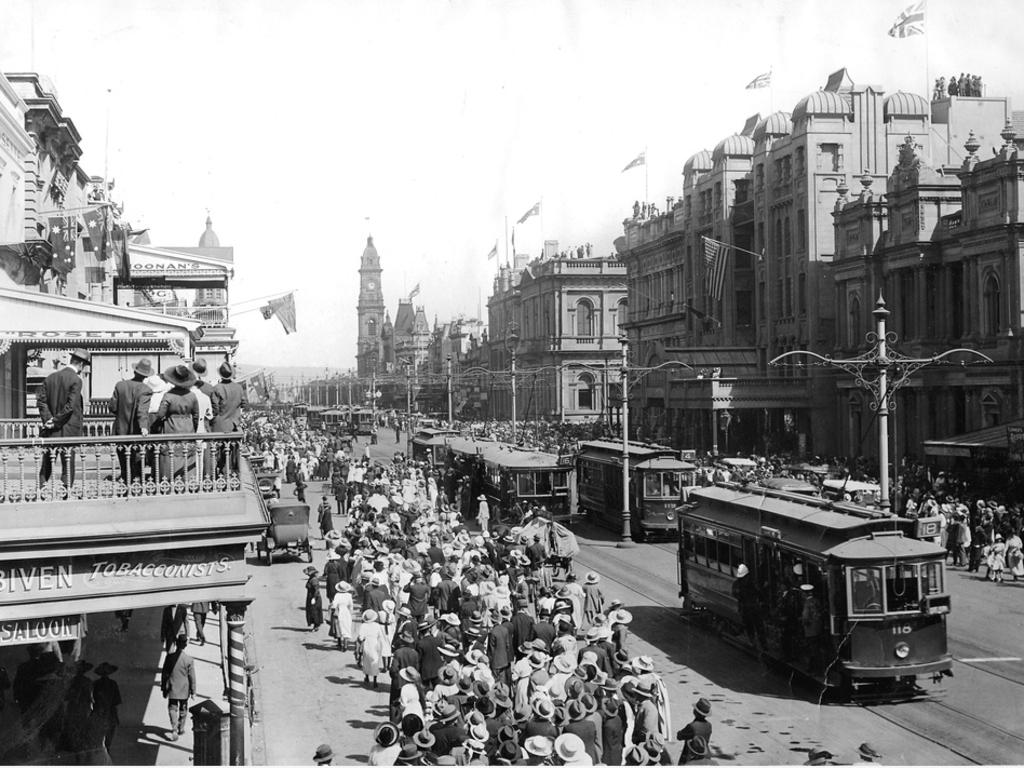 Crowds in King William St, Adelaide, 1920.