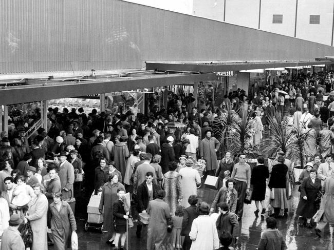 Crowd at the opening of Chadstone Shopping Centre in 1960.