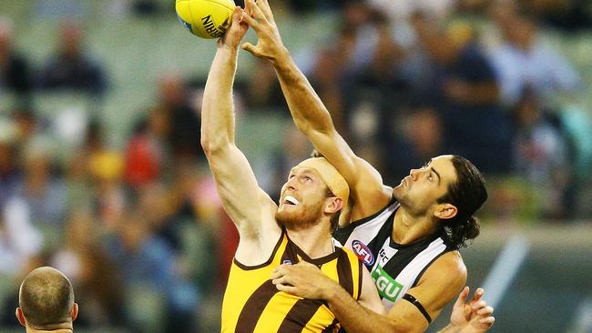 Ben McEvoy wins a tap-out against Magpie Brodie Grundy. Picture: Getty Images