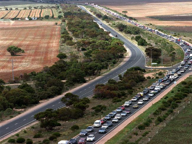 Easter traffic jam on Highway One outside Port Wakefield 21 Apr 2000. /Traffic/control