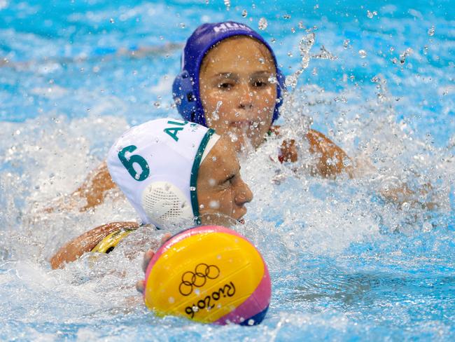 RIO DE JANEIRO, BRAZIL - AUGUST 15: Bronwen Knox #6 of Australia lunges for the during their quarterfinal match against Hungary at the Rio 2016 Olympic Games on August 16, 2016 in Rio de Janeiro, Brazil. (Photo by Jamie Squire/Getty Images)