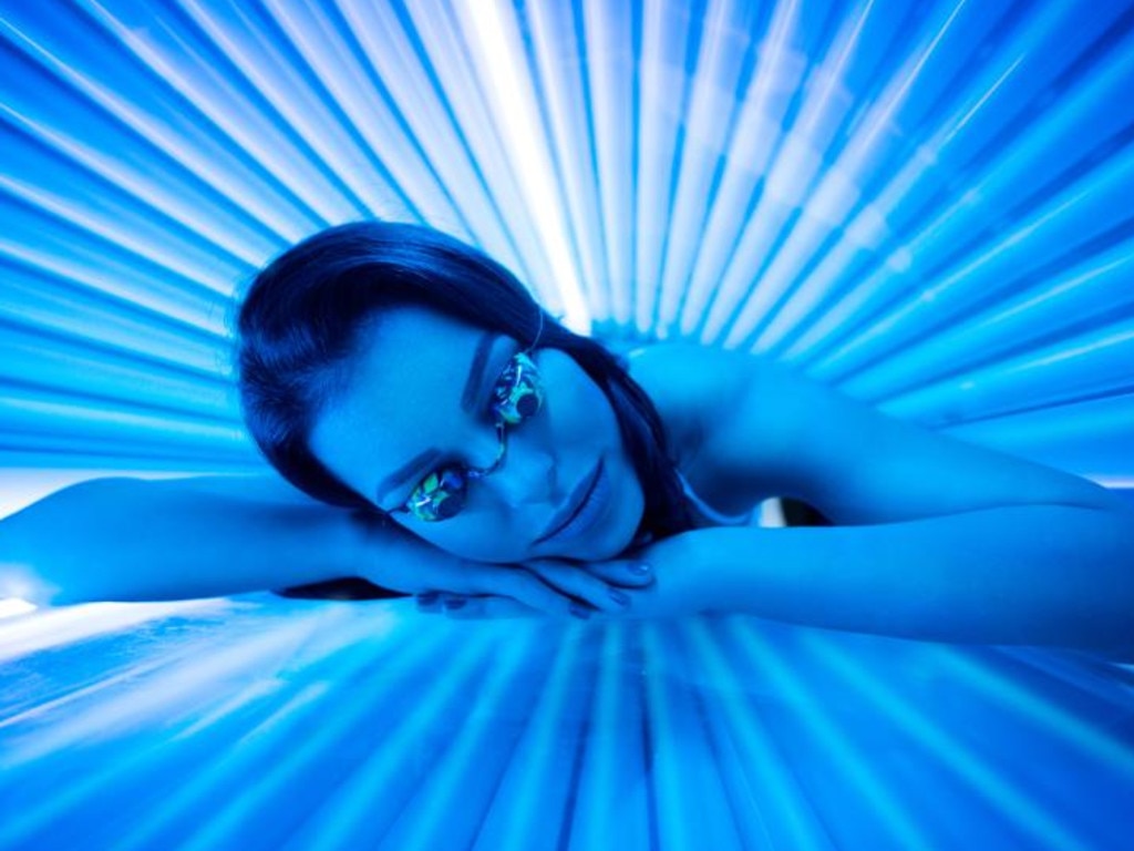 Tanning by solarium increases the risk of skin cancer.