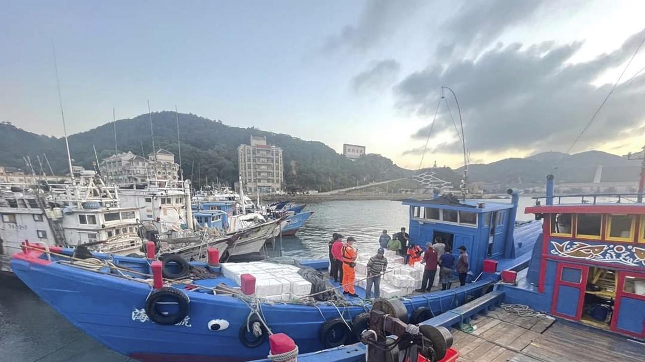 一艘载有走私龙虾的船在前往中国大陆的途中停靠在台湾马祖