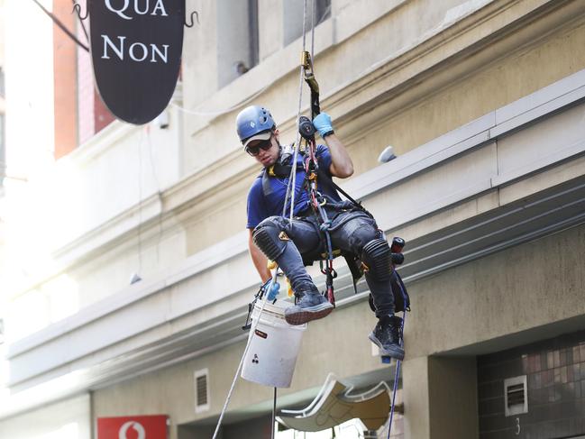 MELBOURNE, AUSTRALIA- NewsWire Photos JANUARY 21, 2021. Economic impacts of the COVID-19 pandemic in Melbourne as the national unemployment data for December is set to be released. A window cleaner in Delgraves street: Picture: NCA NewsWire/ David Crosling