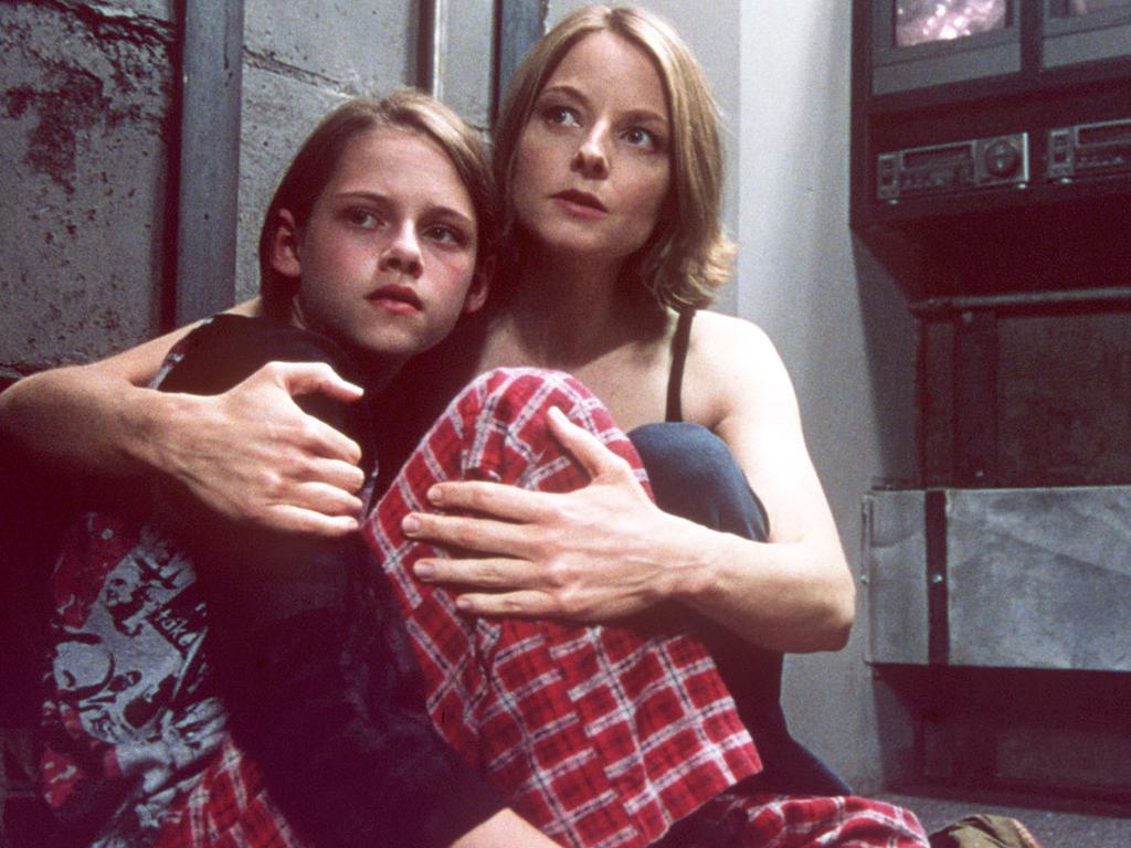 Actor Jodie Foster (r) with Kristen Stewart in scene from film "Panic Room". /Films/Titles/Panic/Room