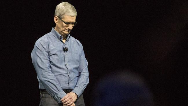 Apple CEO Tim Cook leads a moment of silence in tribute to the victims of the Orlando massacre.