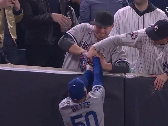 Yankees fan tries to steal ball out of Dodgers' glove