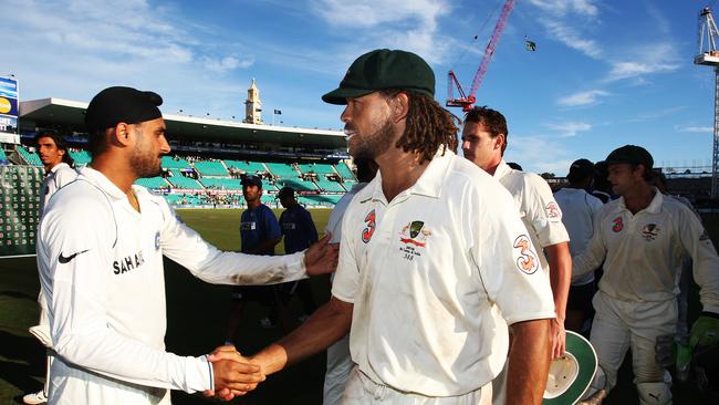 Singh (l) shakes hands with Symonds after Australia won the SCG Test.