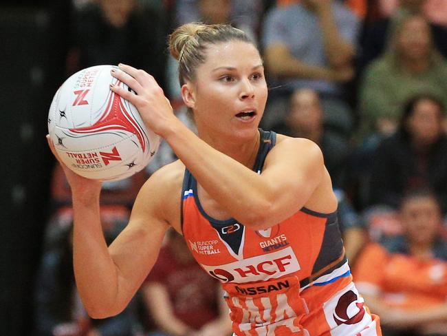 Davies in action for Giants Netball. Pic: Mark Evans