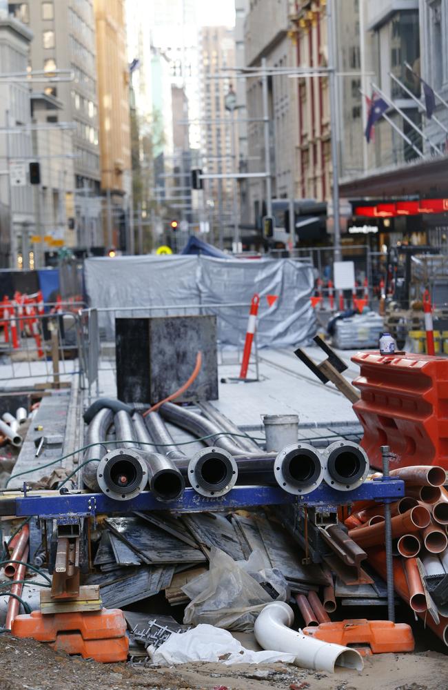 Construction of Sydney's $2.1 billion light rail is on track for completion in early 2019 despite several zones along George Street missing completion deadlines.