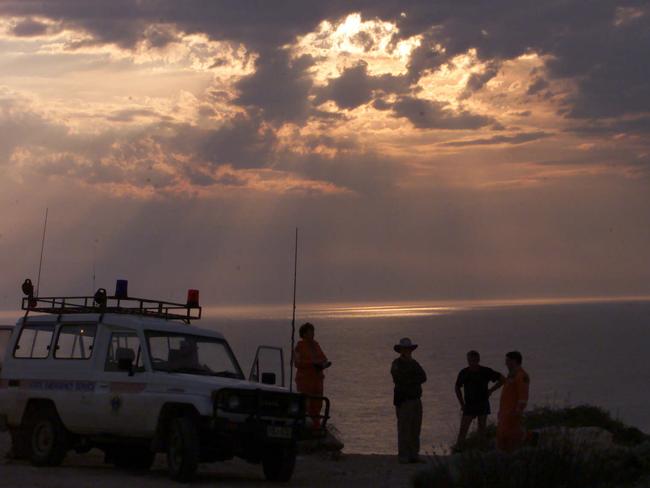 D/I  Volunteers searching for body of fatal shark attack victim Jevan Wright at Blackfella's Point, Elliston SA 25 Sep 2000.