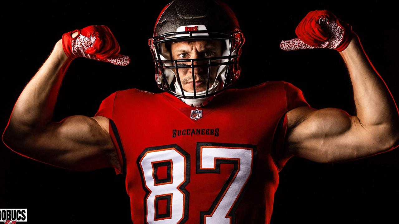 Bucs Unveil Their First Photos Of Tom Brady In Uniform | vlr.eng.br