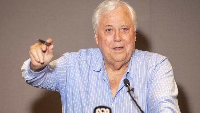 SYDNEY, AUSTRALIA. NewsWire Photos. FEBRUARY 7, 2025. Clive Palmer holds a press conference in Sydney after his company donated $5 million dollars to Foodbank Australia.  Picture: NewsWire / Jeremy Piper