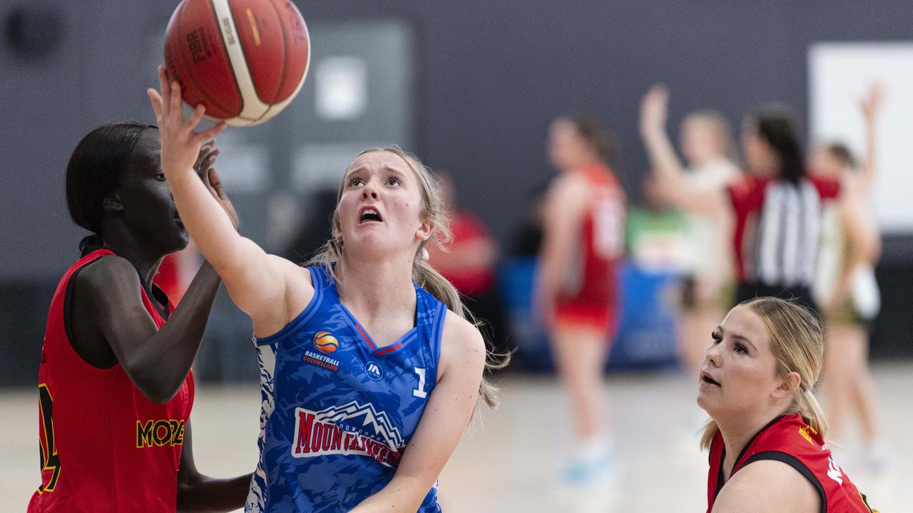 Millie Natalier (centre) of Toowoomba Mountaineers. Picture: Kevin Farmer