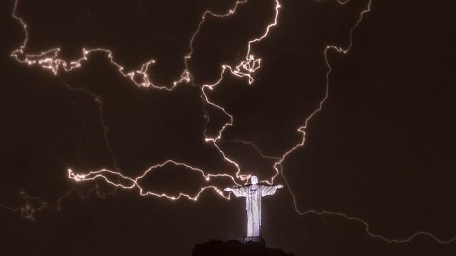 Lightning Breaks Finger Off Rio’s Christ The Redeemer Statue 