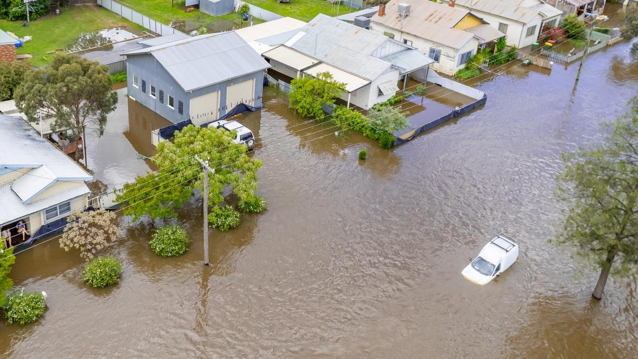 NSW floods: Record flooding in Forbes damages up to 500 homes | Daily ...