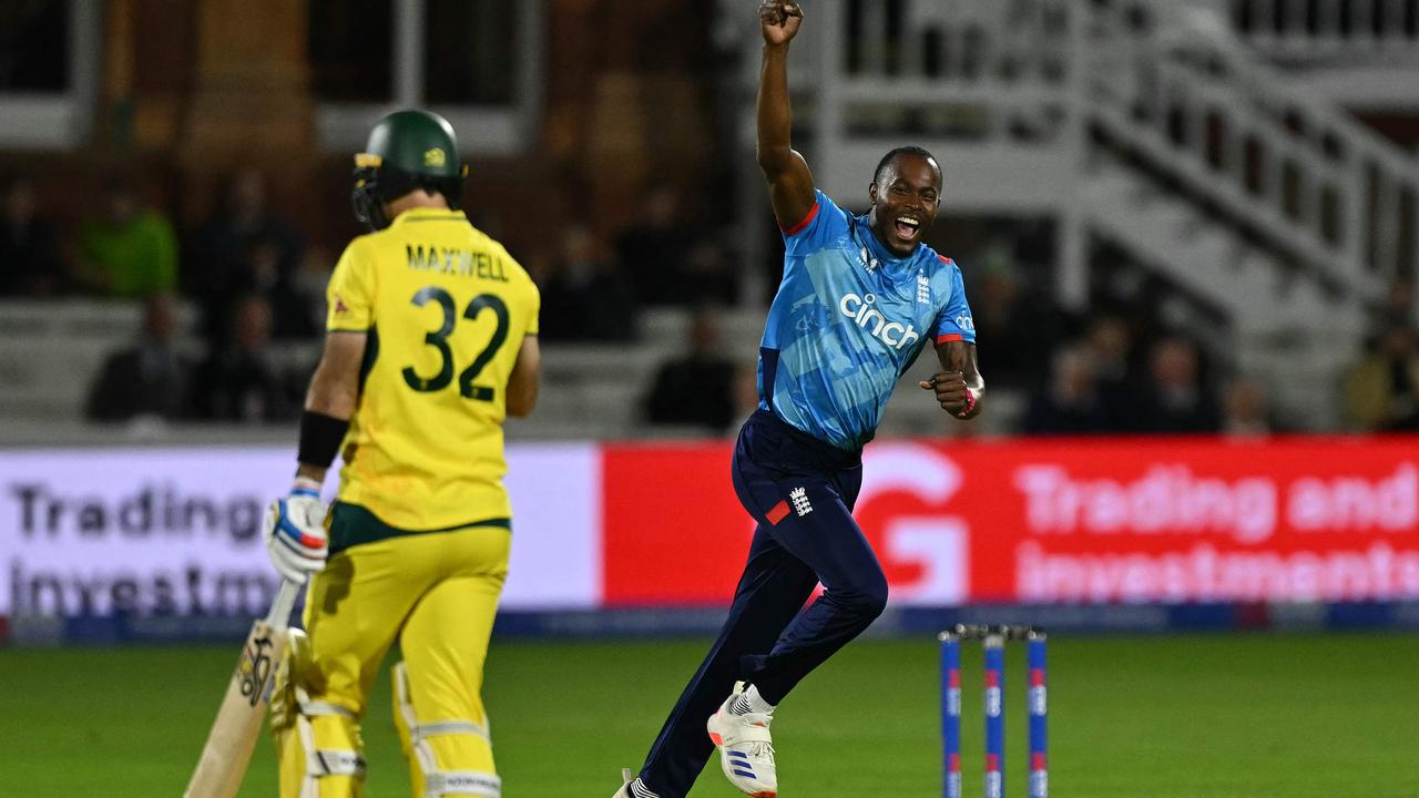 Jofra Archer knocks over Glenn Maxwell. Picture: Glyn KIRK / AFP