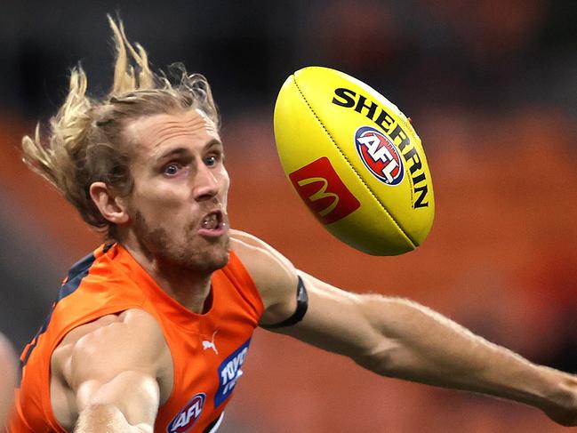 Giants Nick Haynes attempts to mark during the Round 14 AFL match between the GWS Giants and Western Bulldogs at Giants Stadium on 18th June, 2022. Photo by Phil Hillyard (Image Supplied for Editorial Use only - **NO ON SALES** - Â©Phil Hillyard )