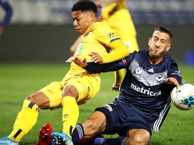 SYDNEY, AUSTRALIA - AUGUST 03: Giancarlo Gallifuoco of Victory clears the ball from Sam Silvera of the Mariners during the round 26 A-League match between the Melbourne Victory v Central Coast Mariners at Netstrata Jubilee Stadium on August 03, 2020 in Sydney, Australia. (Photo by Mark Kolbe/Getty Images)