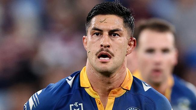 SYDNEY, AUSTRALIA - AUGUST 16: Dylan Brown of the Eels passes the ball to a team mate during the round 24 NRL match between Sydney Roosters and Parramatta Eels at Allianz Stadium, on August 16, 2024, in Sydney, Australia. (Photo by Brendon Thorne/Getty Images)