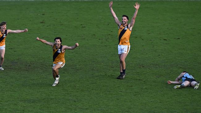 Strathmore celebrate on the siren. Picture: Andy Brownbill