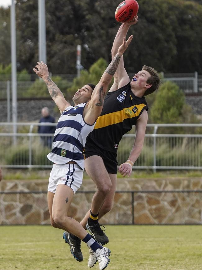 MPNFL: Ben Cornford (Seaford) and Mathew Baxter (Chelsea) reach for the ball. Picture: Valeriu Campan