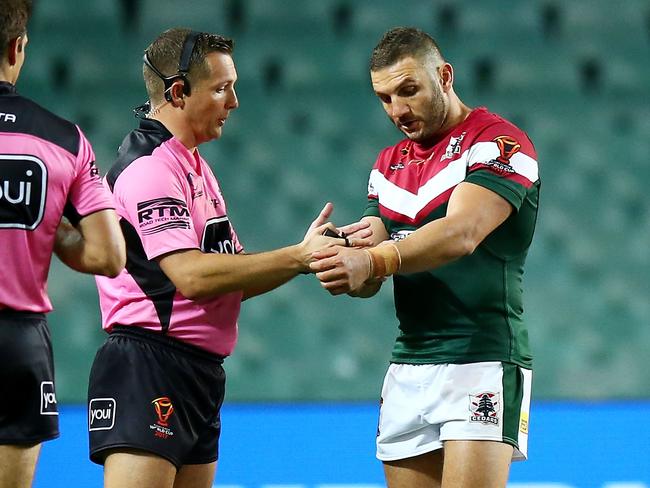 SYDNEY, AUSTRALIA - NOVEMBER 04:  Robbie Farah of Lebanon makes an official complaint of biting against Jermaine McGillvary of England during the 2017 Rugby League World Cup match between England and Lebanon at Allianz Stadium on November 4, 2017 in Sydney, Australia.  (Photo by Mark Nolan/Getty Images)