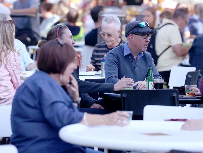 ADELAIDE, AUSTRALIA - NewsWire Photos 9,May, 2024:  Generics People dinning outdoors. Picture: NCA NewsWire / Kelly Barnes