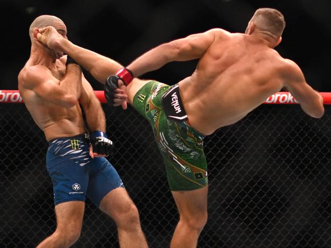 South Africa's Dricus du Plessis (R) and Sean Strickland of the US fight in their men's middleweight division event of the Ultimate Fighting Championship (UFC) 312 at Qudos Bank Arena in Sydney on February 9, 2025. (Photo by Saeed KHAN / AFP) / -- IMAGE RESTRICTED TO EDITORIAL USE - STRICTLY NO COMMERCIAL USE --