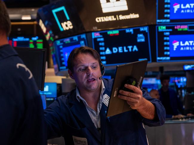 NEW YORK, NEW YORK - OCTOBER 22: Traders work on the floor of the New York Stock Exchange (NYSE) on October 22, 2024 in New York City. The Dow was down over 100 points in morning trading following a drop of over 300 on Monday.   Spencer Platt/Getty Images/AFP (Photo by SPENCER PLATT / GETTY IMAGES NORTH AMERICA / Getty Images via AFP)