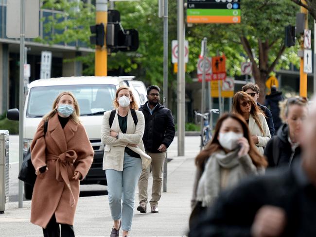 MELBOURNE, AUSTRALIA - NewsWire Photos NOVEMBER 16, 2022: Stock images of people wearing masks in central Melbourne Picture: NCA NewsWire / Andrew Henshaw