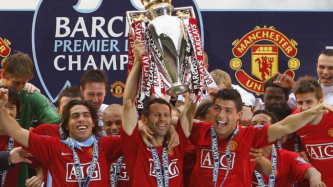 Giggs is flanked by Carlos Tevez (L) and Cristiano Ronaldo (R) as he lifts the 2008 Premier League trophy.