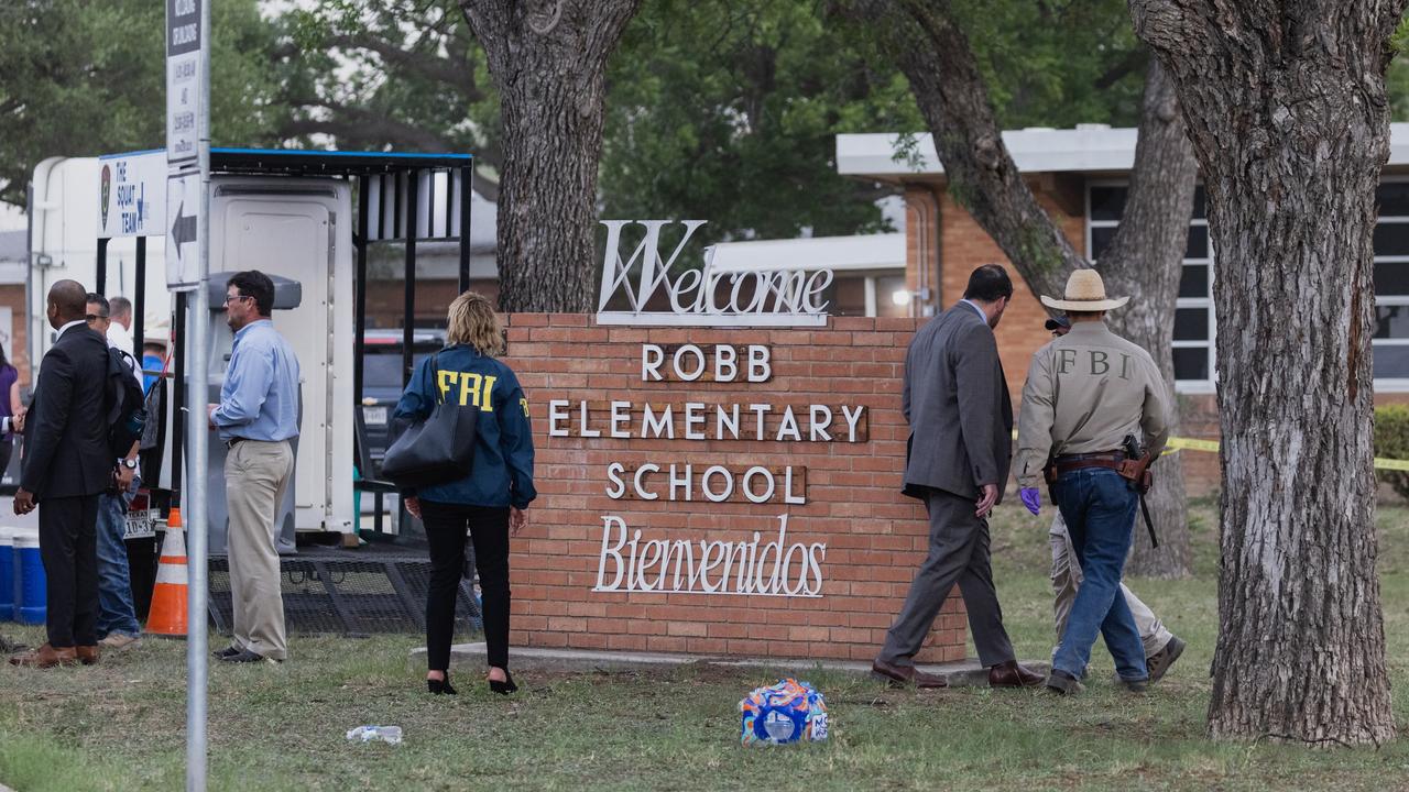 Law enforcement work the scene after a mass shooting at Robb Elementary School. Picture: Jordan Vonderhaar/Getty Images/AFP