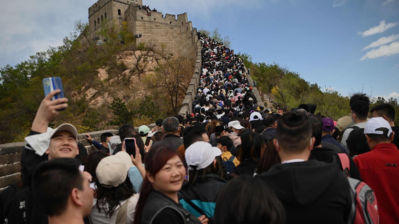 Thousands Tourists Visit Daily Chinese Wall Stock Photo 138458411