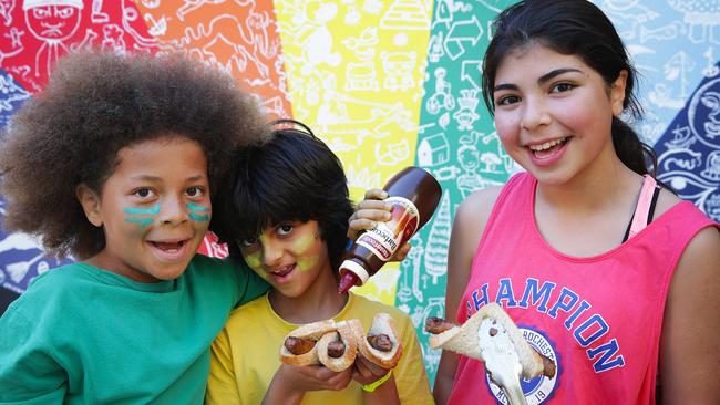 Maroubra Bay Public School’s Delano Strachen, Rocco Pather and Cleo Gaona get ready for their election day BBQ. Picture: Daniel Aarons.