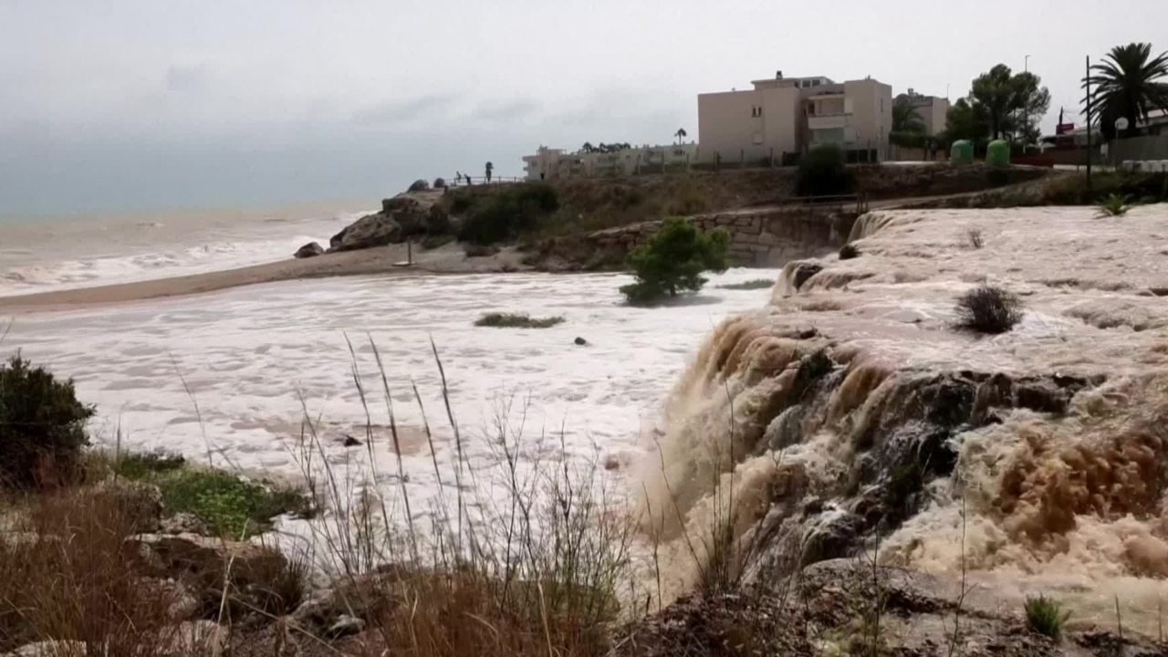 Overnight floods confine residents along Spain’s east coast