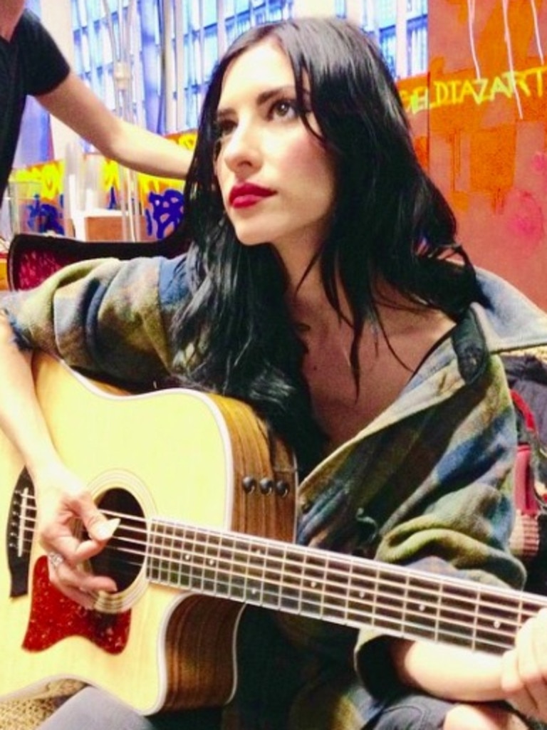 The Veronicas Lisa Origliasso Shows Off Stunning New Haircut News