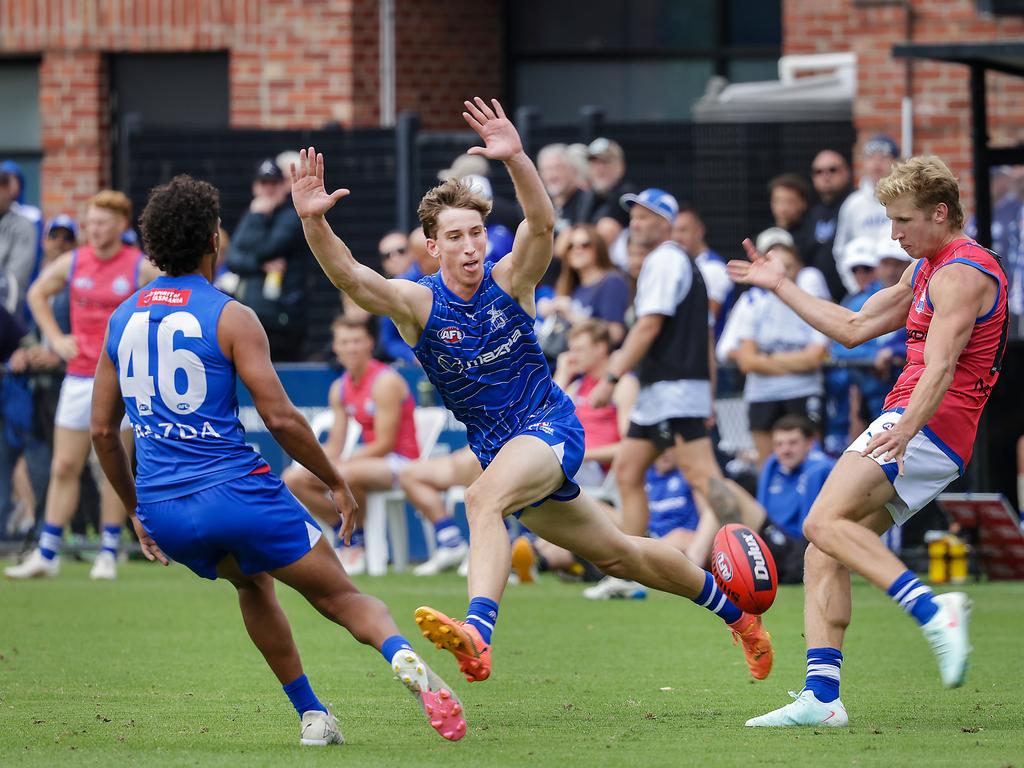 Matt Whitlock attempts a smother. Picture: Ian Currie