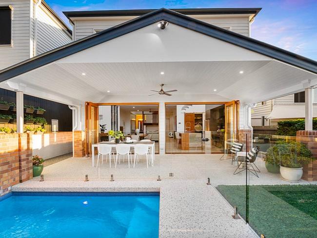 137 Arthur Terrace, Red Hill sold under the hammer at $2.575m.