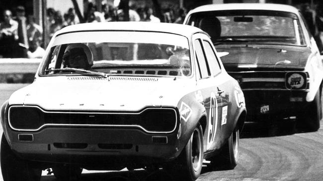 Allan Moffat’s Escort twin-cam leads Peter Brock’s supercharged Torana at Calder in 1971.