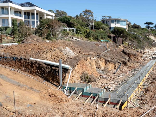 MELBOURNE, AUSTRALIA - NewsWire Photos - March 3, 2025: Construction works along a section of beach near Frankston. Community compliaiints have have prompted concern from state MP and an investigation by the local council.Picture: NewsWire / David Geraghty