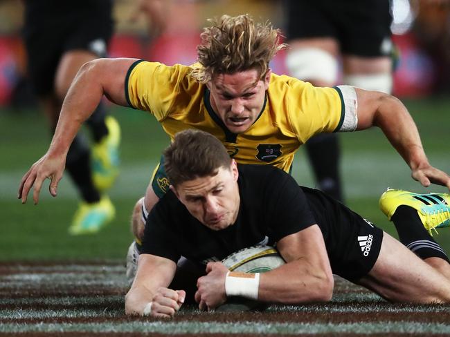 ***BESTPIX*** SYDNEY, AUSTRALIA - AUGUST 18:  Beauden Barrett of the All Blacks is tackled by Michael Hooper of the Wallabies during The Rugby Championship Bledisloe Cup match between the Australian Wallabies and the New Zealand All Blacks at ANZ Stadium on August 18, 2018 in Sydney, Australia.  (Photo by Matt King/Getty Images)