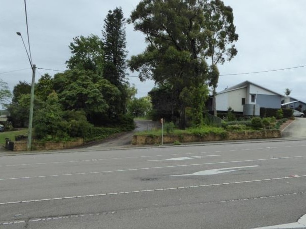 Image of the site (middle driveway) from Terrigal Dr.