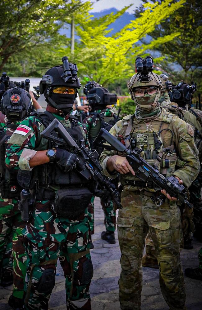 An Australian SAS Special Forces soldier (right) and an Indonesian Army special forces soldier from Kopassus prepare to conduct a full-mission profile training activity in Serang, West Java, Indonesia.