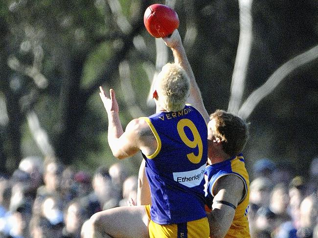 Kire Talevski flies for a mark during the 2007 Division 1 grand final. 