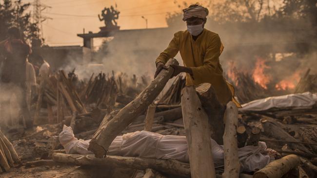 A priest performs the last rites of a patient who died of COVID-19. Picture: Anindito Mukherjee/Getty Images