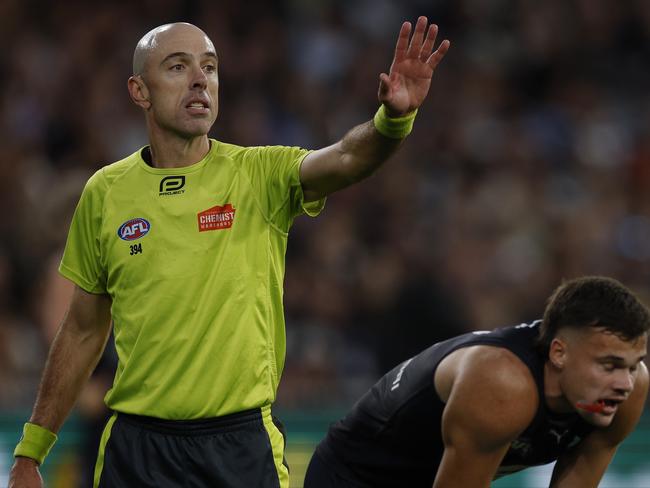 MELBOURNE, AUSTRALIA. April 27, 2024. AFL … Carlton vs. Geelong at the MCG. Field umpire Mathew Nicholls . Pic: Michael Klein