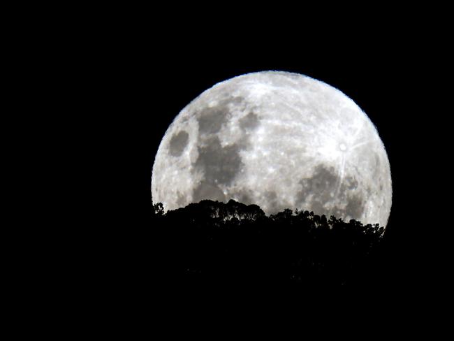 CANBERRA, AUSTRALIA NewsWire Photos - MAY,26 2021 A rare super moon rose over the nation's capital Canberra.Picture: NCA NewsWire / Gary Ramage